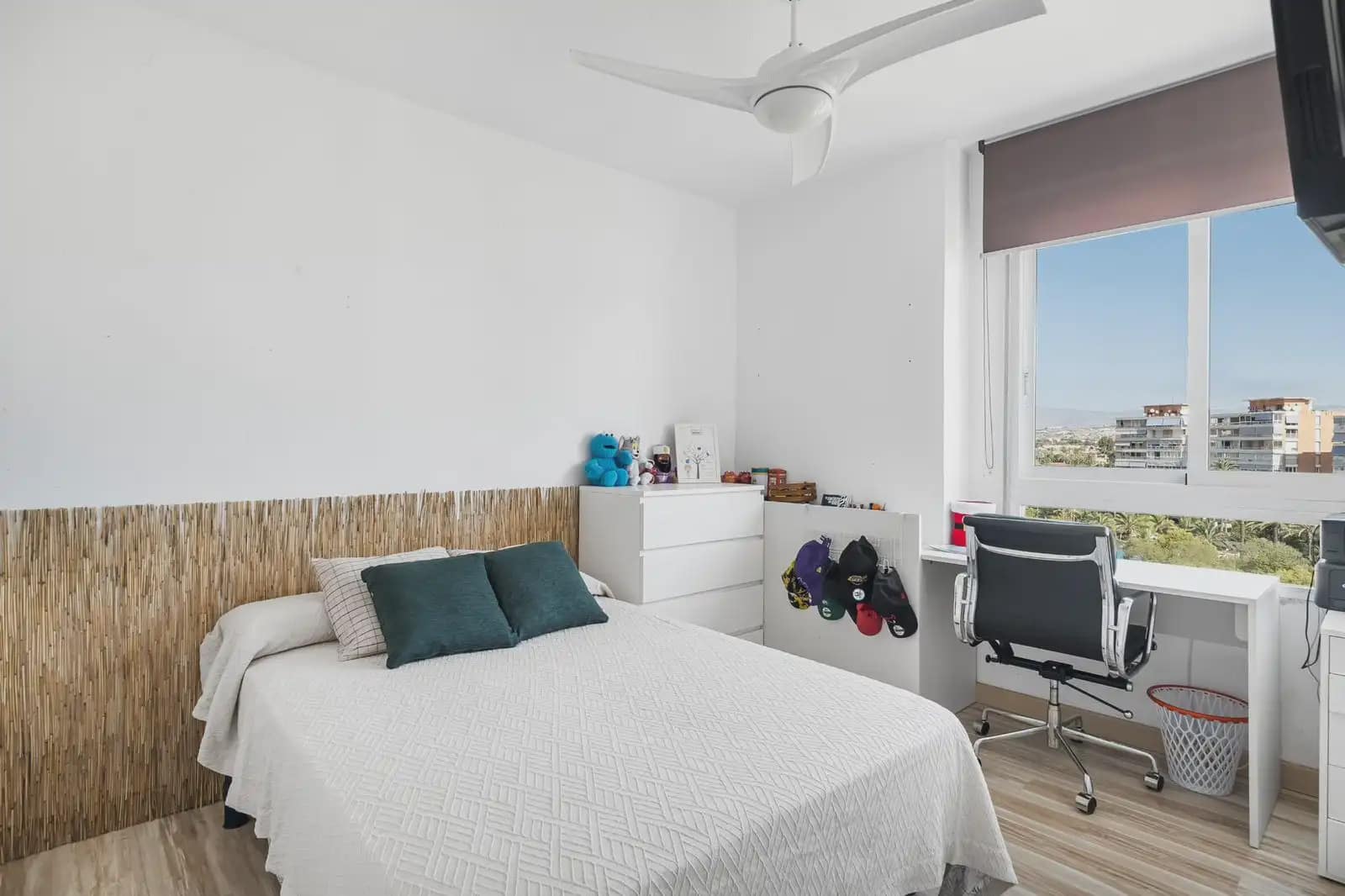 3 bedroom Flat for sale in El Campello with pool garage - € 450,000 (Ref: 9919188)