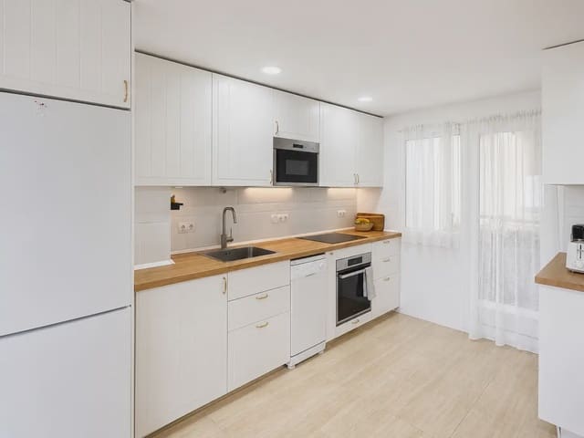 2 quarto Apartamento para arrendar em Playa de Muchavista, El Campello com piscina garagem - 1 200 € (Ref: 9941573)