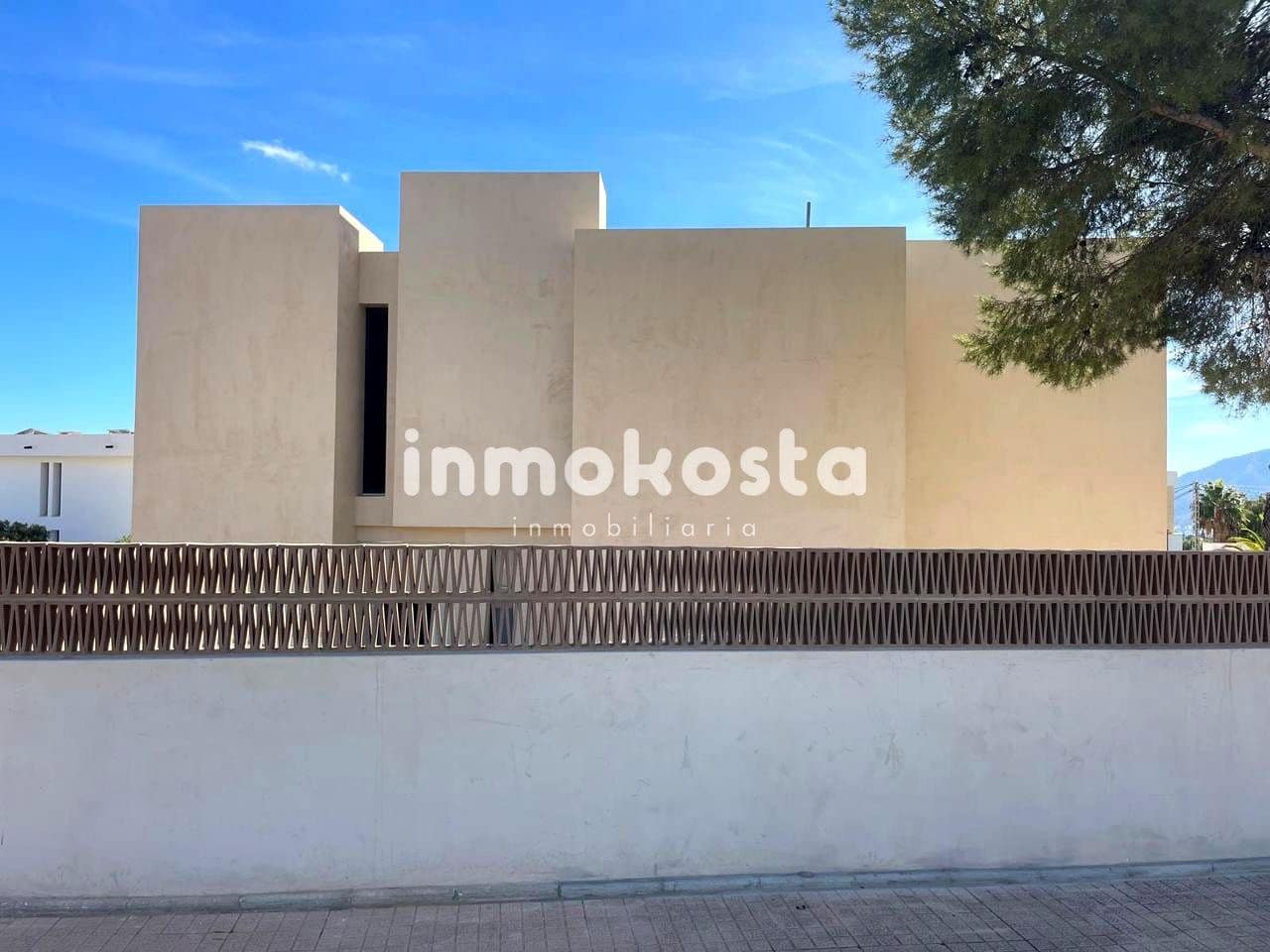 3 bedroom Villa for sale in La Nucia with pool - € 1,325,000 (Ref: 9618035)