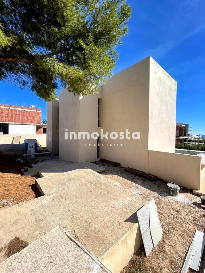 3 bedroom Villa for sale in La Nucia with pool - € 1,325,000 (Ref: 9618035)