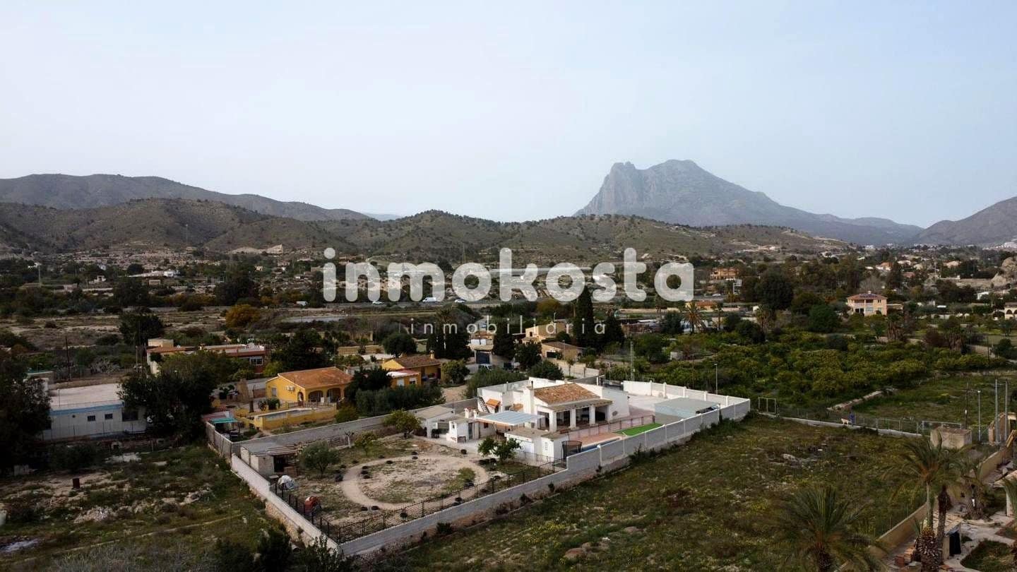 4 makuuhuone Huvila myytävänä paikassa La Villajoyosa / Vila Joiosa mukana uima-altaan 
autotalli - 390 000 € (Ref: 9618053)