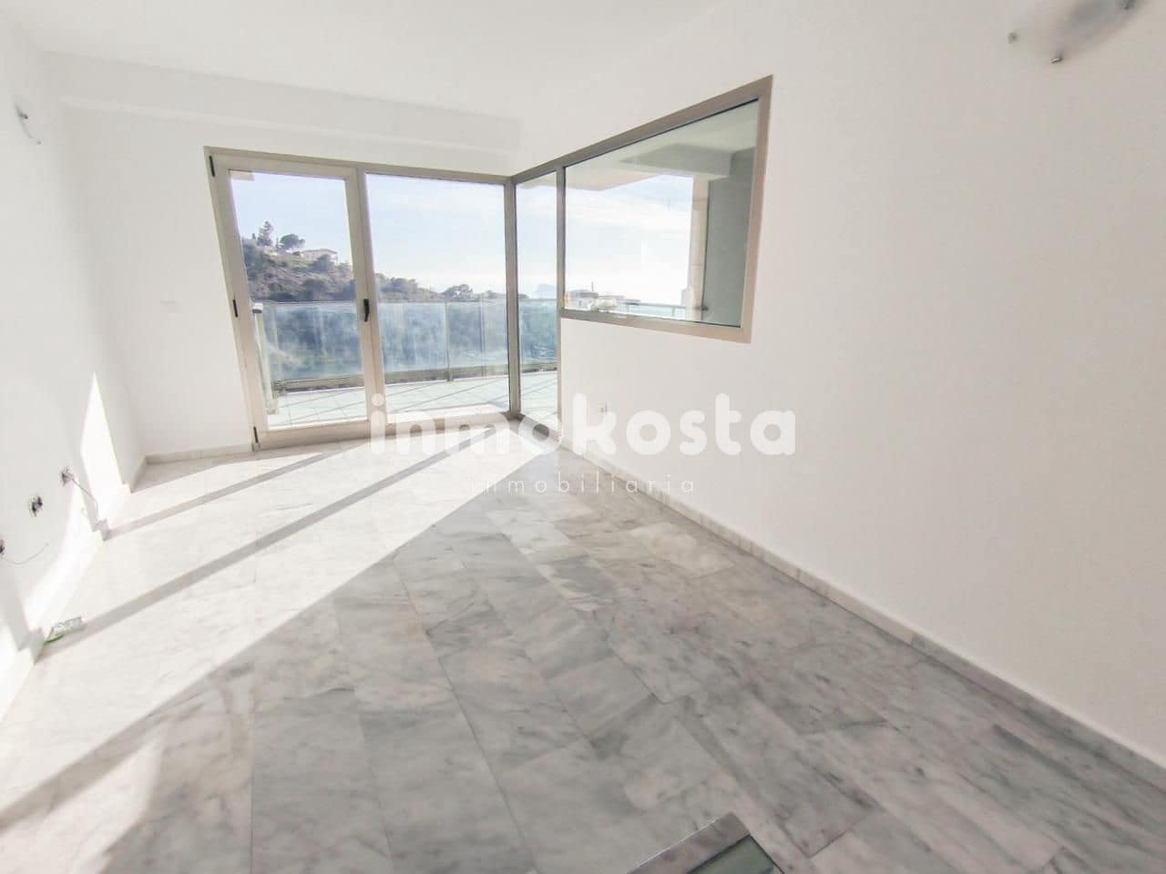 Piso de 2 habitaciones en Benidorm en venta con piscina garaje - 395.000 € (Ref: 9635227)