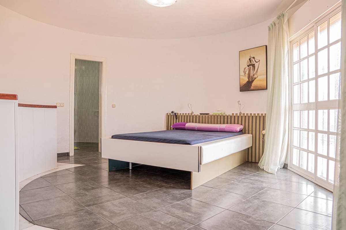 6 bedroom Villa for sale in Alhaurin de la Torre with pool garage - € 950,000 (Ref: 10034627)