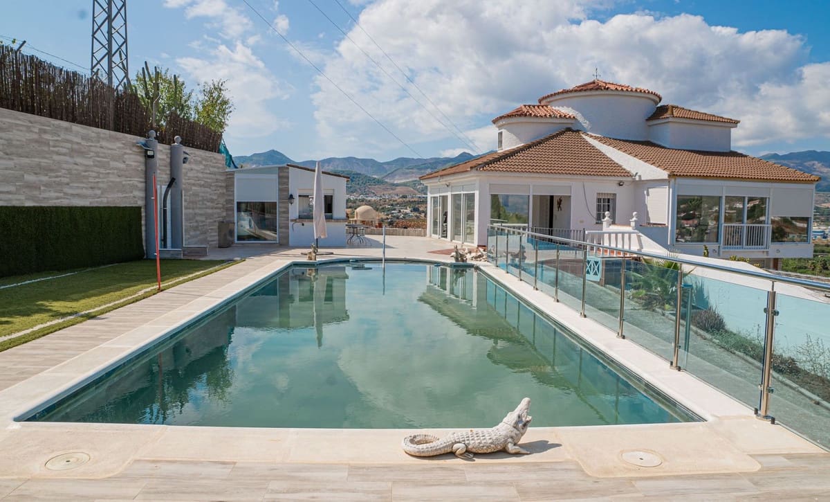 6 bedroom Villa for sale in Alhaurin de la Torre with pool garage - € 950,000 (Ref: 10034627)