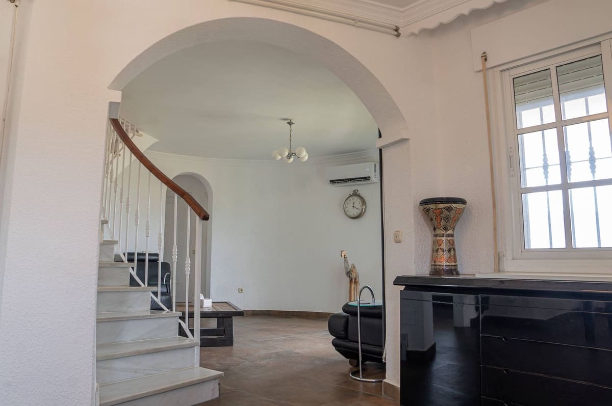 6 bedroom Villa for sale in Alhaurin de la Torre with pool garage - € 950,000 (Ref: 10034627)