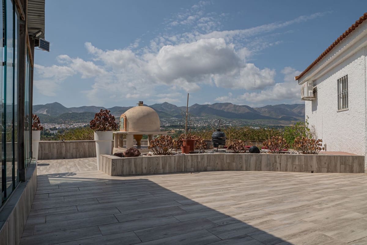 6 bedroom Villa for sale in Alhaurin de la Torre with pool garage - € 950,000 (Ref: 10034627)