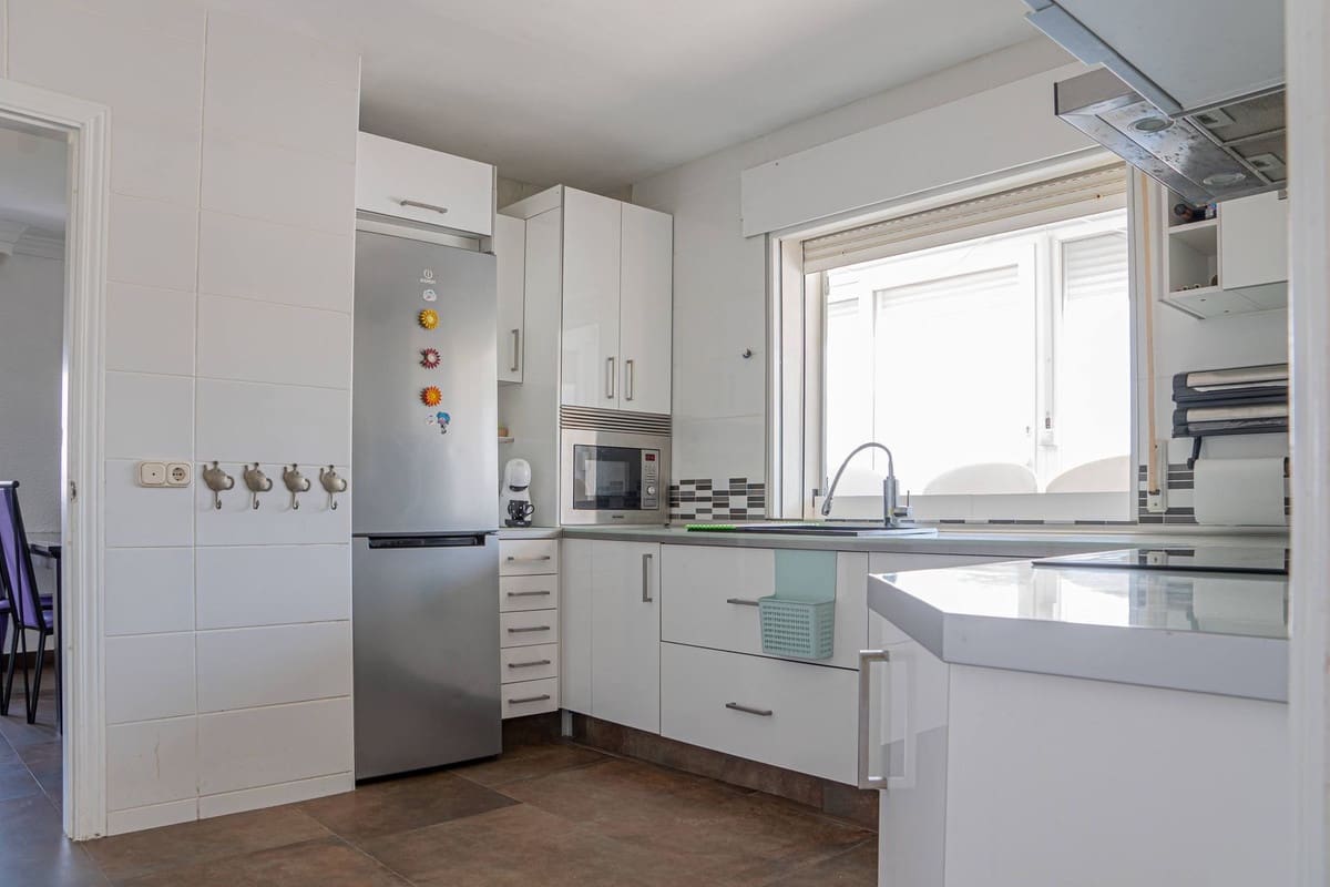 6 bedroom Villa for sale in Alhaurin de la Torre with pool garage - € 950,000 (Ref: 10034627)
