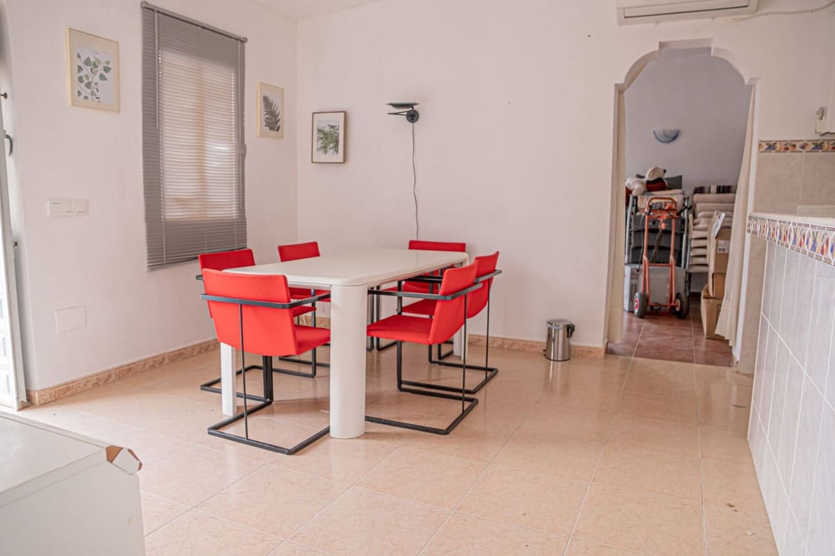 6 bedroom Villa for sale in Alhaurin de la Torre with pool garage - € 950,000 (Ref: 10034627)