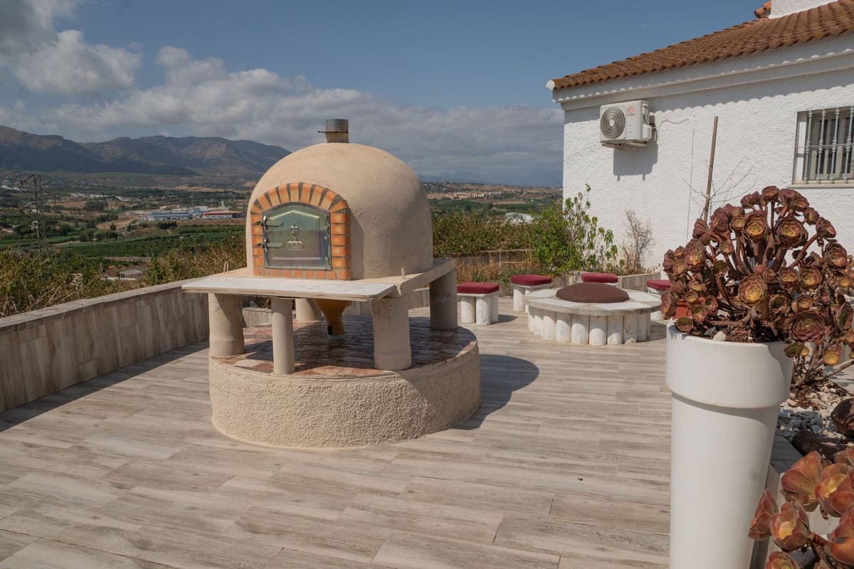 6 bedroom Villa for sale in Alhaurin de la Torre with pool garage - € 950,000 (Ref: 10034627)