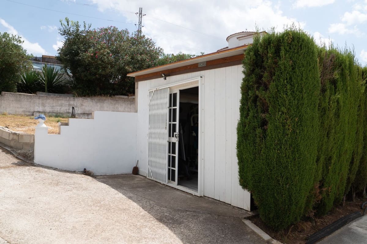 6 bedroom Villa for sale in Alhaurin de la Torre with pool garage - € 950,000 (Ref: 10034627)