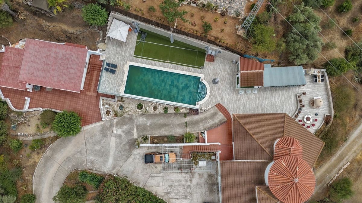 6 bedroom Villa for sale in Alhaurin de la Torre with pool garage - € 950,000 (Ref: 10034627)