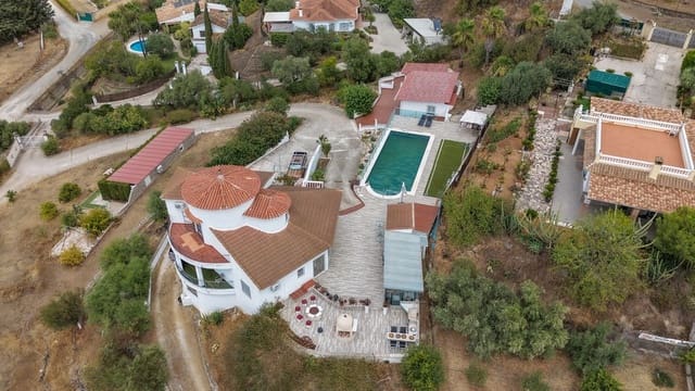 6 bedroom Villa for sale in Alhaurín de la Torre with pool garage - € 950,000 (Ref: 10034627)