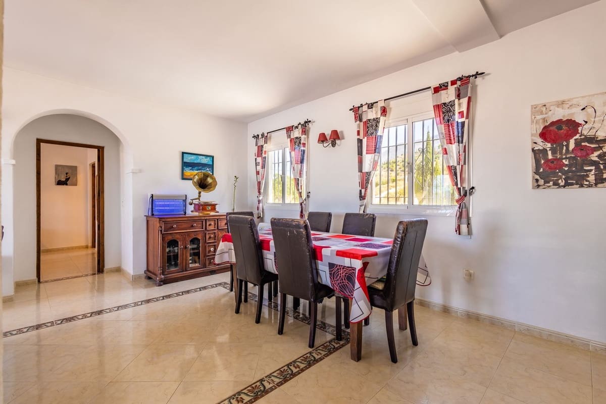 4 soverom Villa til salgs i Canillas de Aceituno med svømmebasseng garasje - € 525 000 (Ref: 10035710)