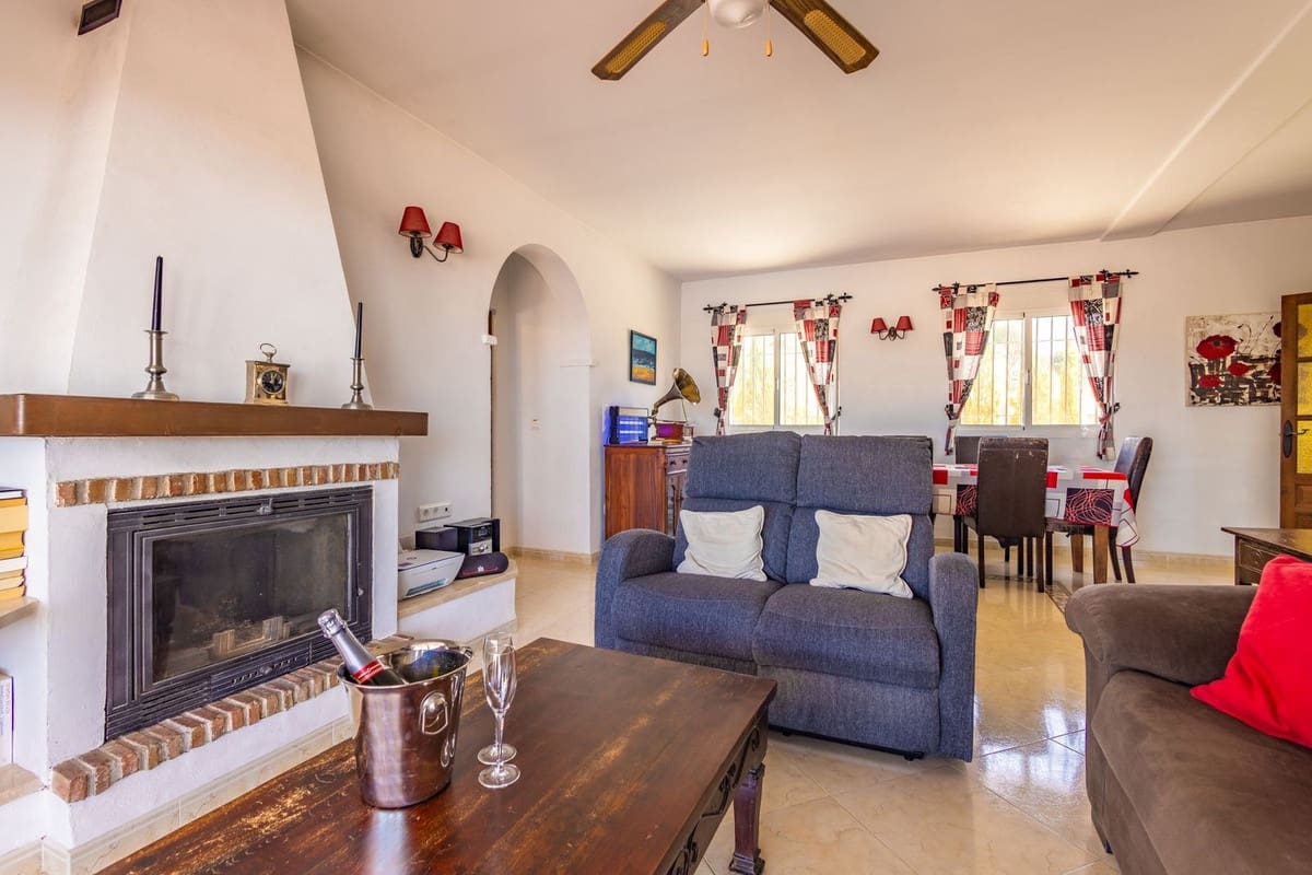 4 soverom Villa til salgs i Canillas de Aceituno med svømmebasseng garasje - € 525 000 (Ref: 10035710)