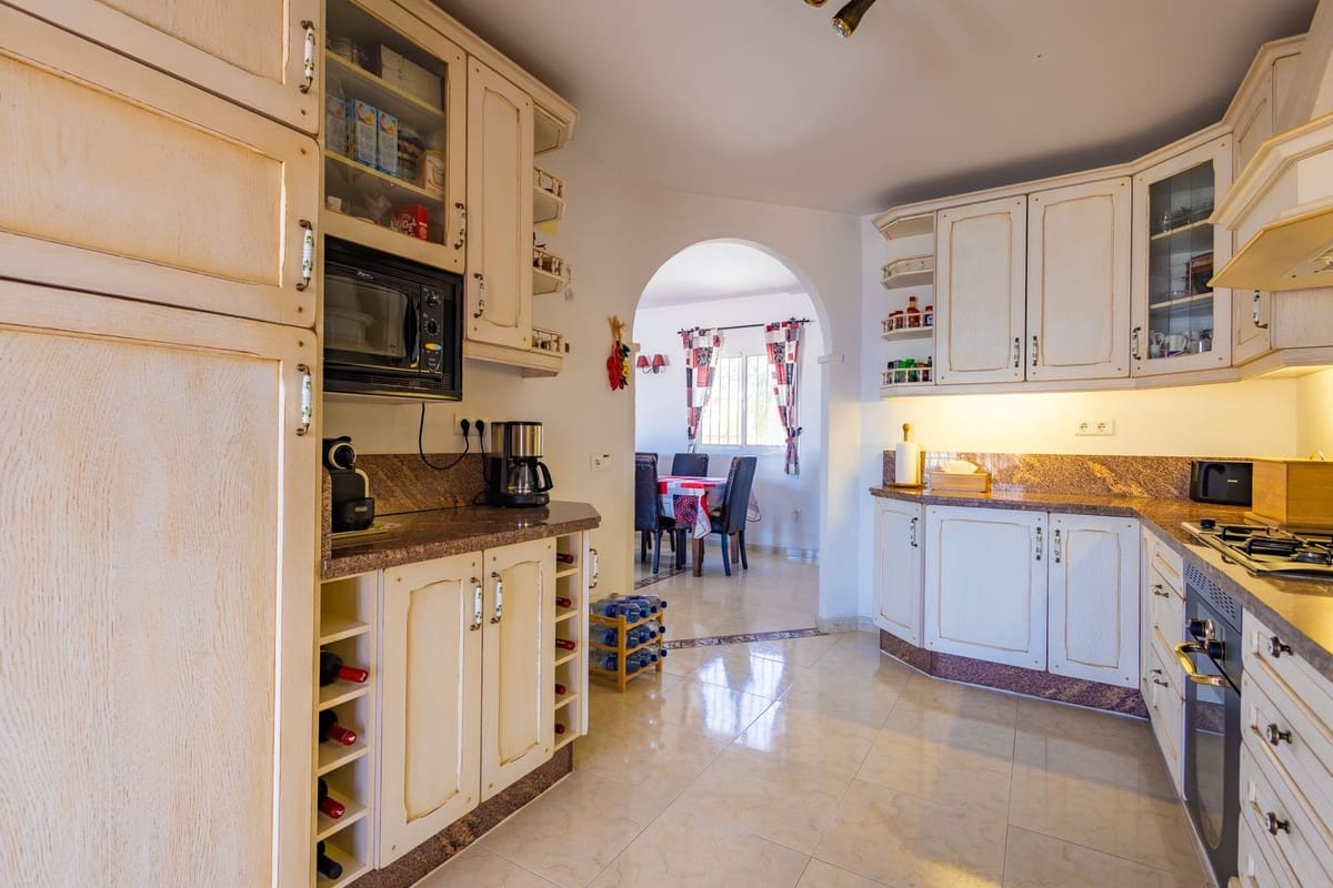 4 soverom Villa til salgs i Canillas de Aceituno med svømmebasseng garasje - € 525 000 (Ref: 10035710)