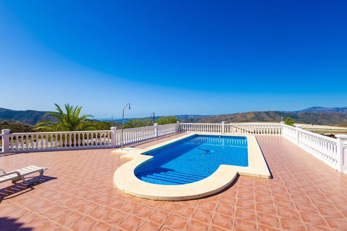4 soverom Villa til salgs i Canillas de Aceituno med svømmebasseng garasje - € 525 000 (Ref: 10035710)