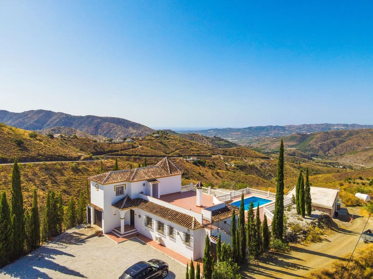 4 soverom Villa til salgs i Canillas de Aceituno med svømmebasseng garasje - € 525 000 (Ref: 10035710)