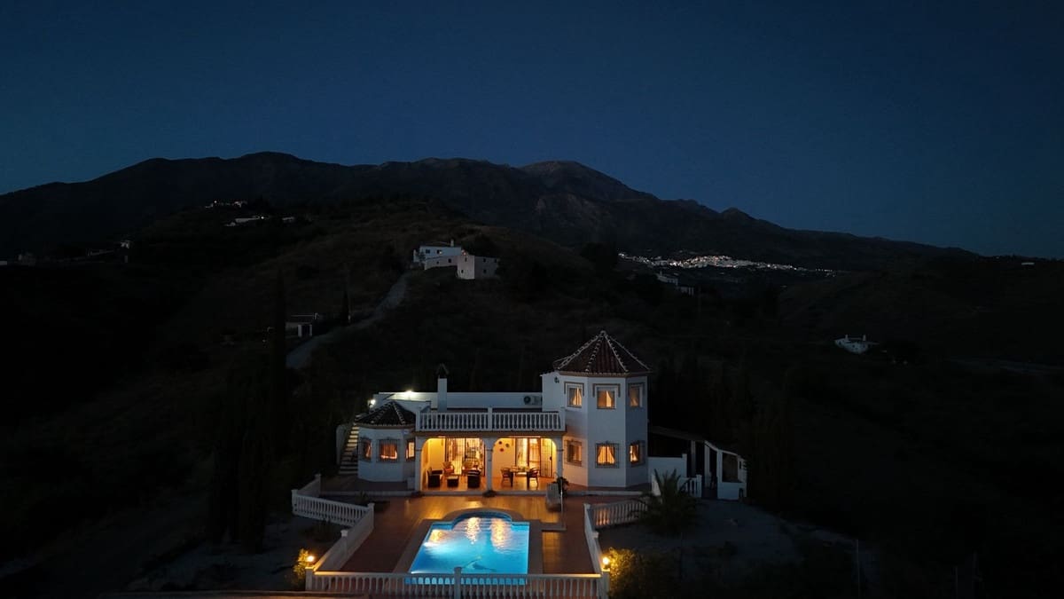 4 soverom Villa til salgs i Canillas de Aceituno med svømmebasseng garasje - € 525 000 (Ref: 10035710)