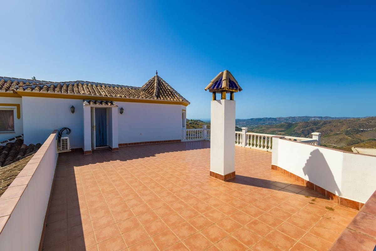 4 soverom Villa til salgs i Canillas de Aceituno med svømmebasseng garasje - € 525 000 (Ref: 10035710)