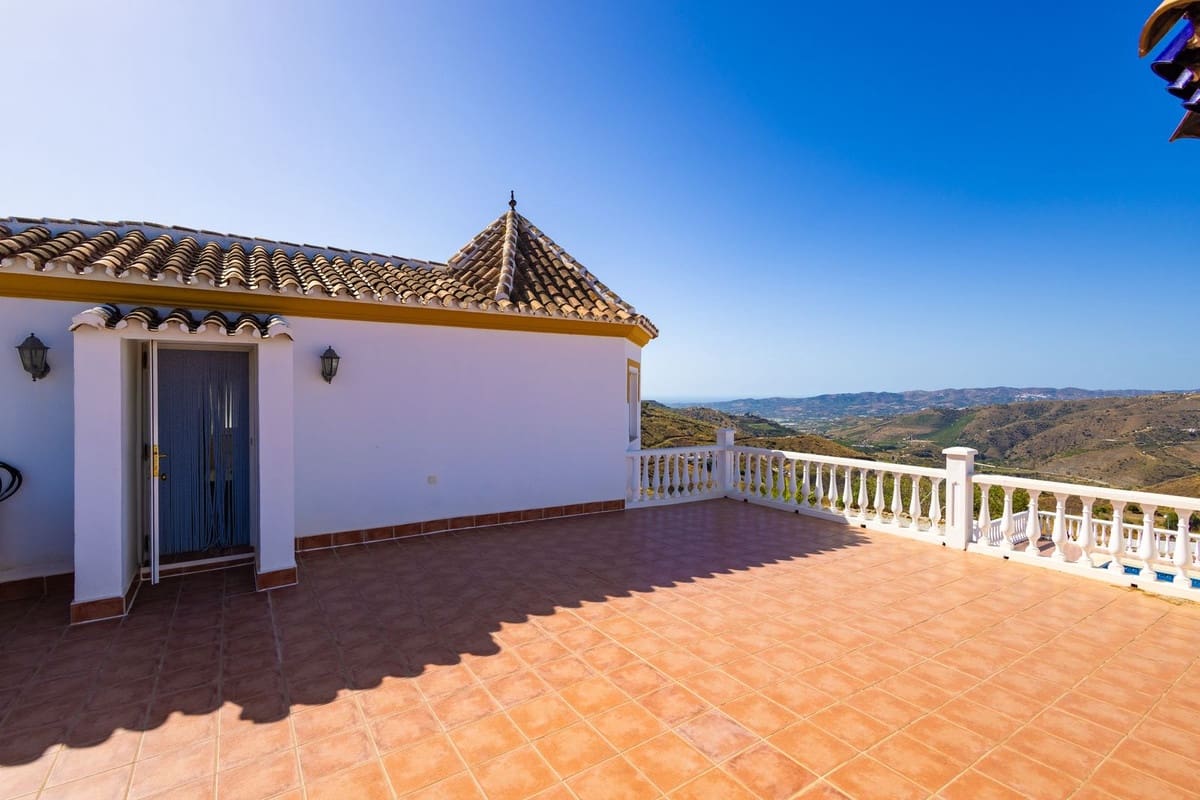 4 soverom Villa til salgs i Canillas de Aceituno med svømmebasseng garasje - € 525 000 (Ref: 10035710)