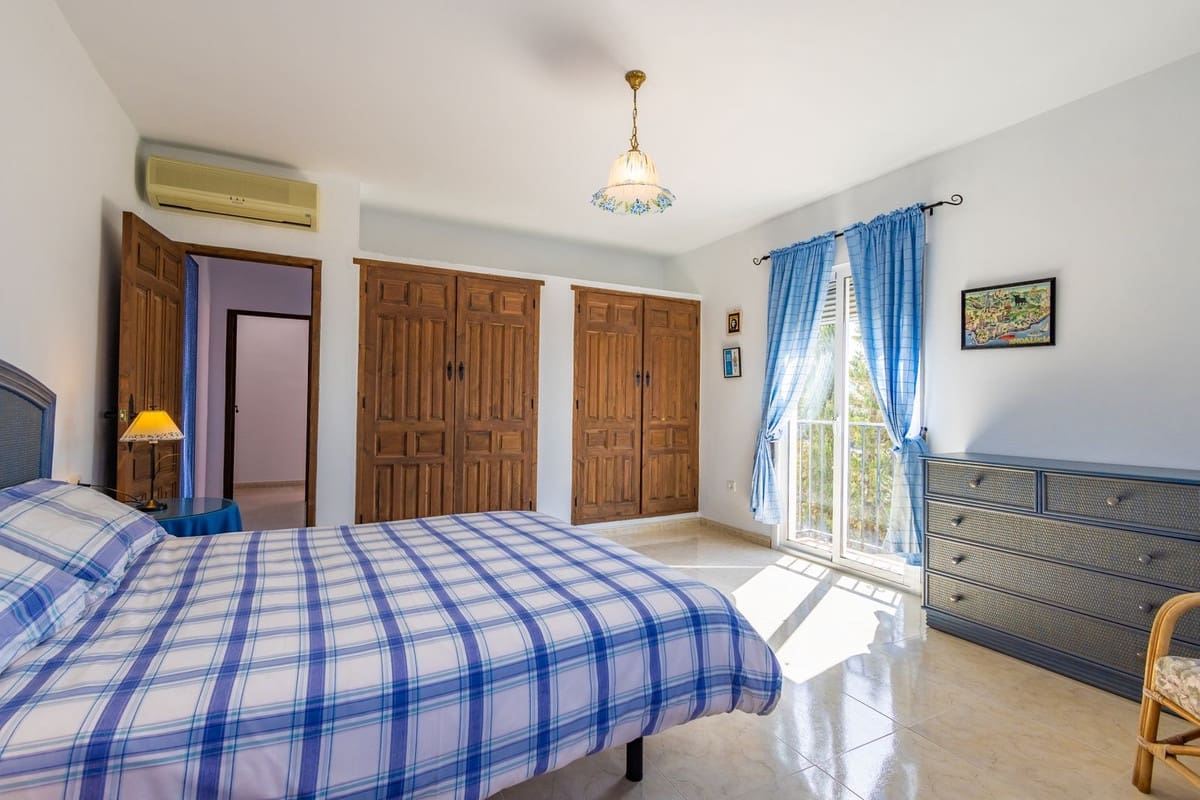4 soverom Villa til salgs i Canillas de Aceituno med svømmebasseng garasje - € 525 000 (Ref: 10035710)
