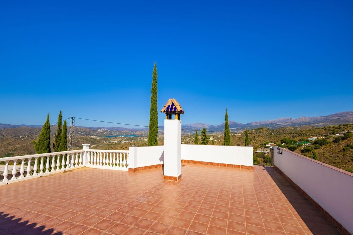 4 soverom Villa til salgs i Canillas de Aceituno med svømmebasseng garasje - € 525 000 (Ref: 10035710)
