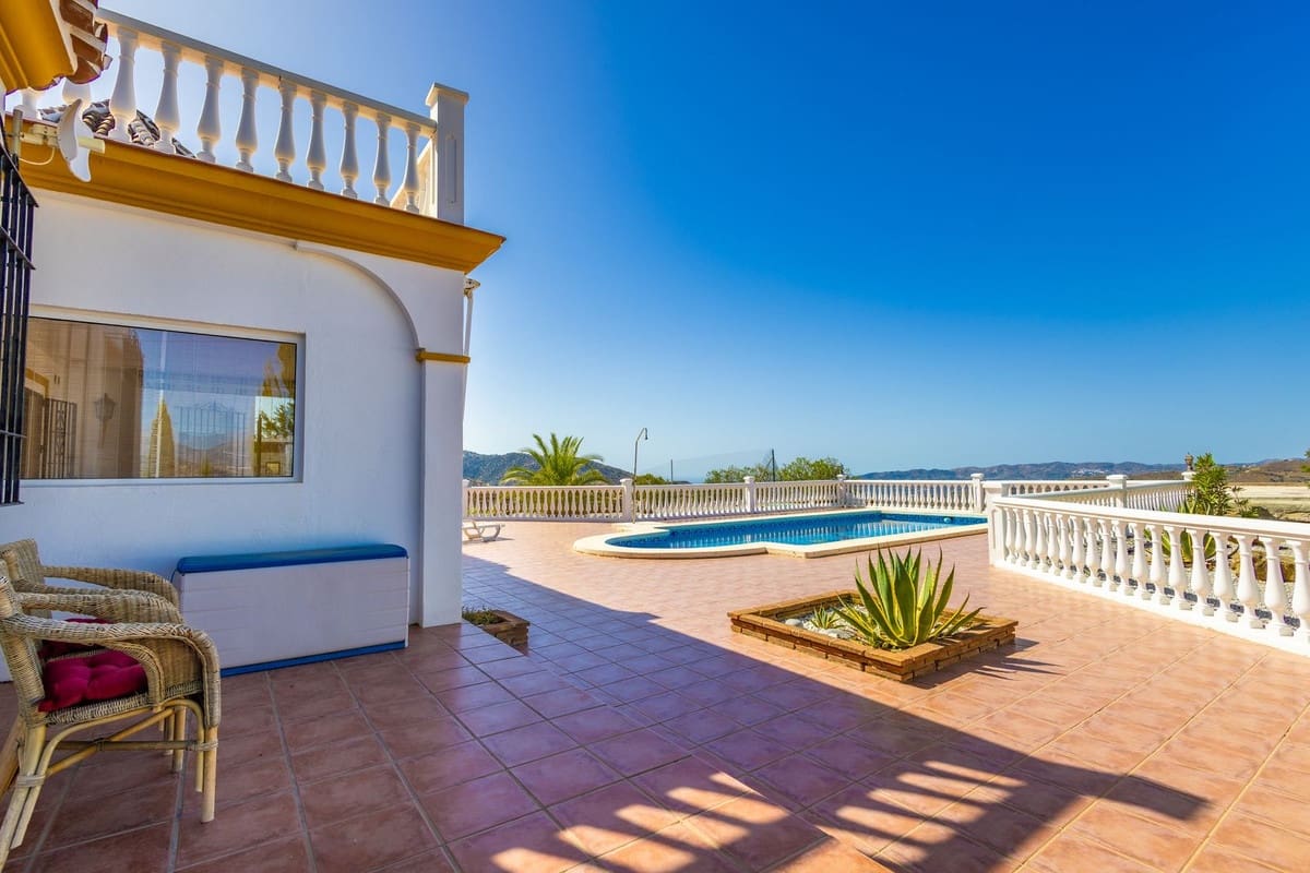4 soverom Villa til salgs i Canillas de Aceituno med svømmebasseng garasje - € 525 000 (Ref: 10035710)