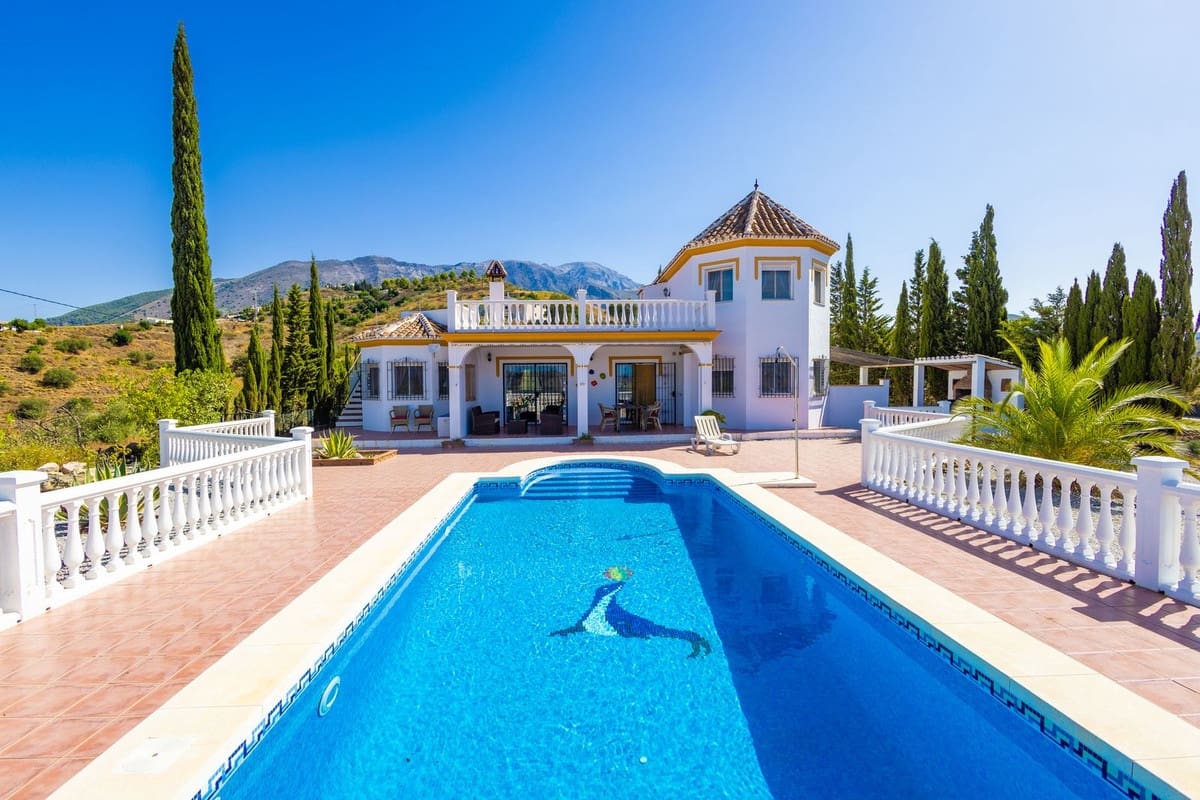 4 soverom Villa til salgs i Canillas de Aceituno med svømmebasseng garasje - € 525 000 (Ref: 10035710)