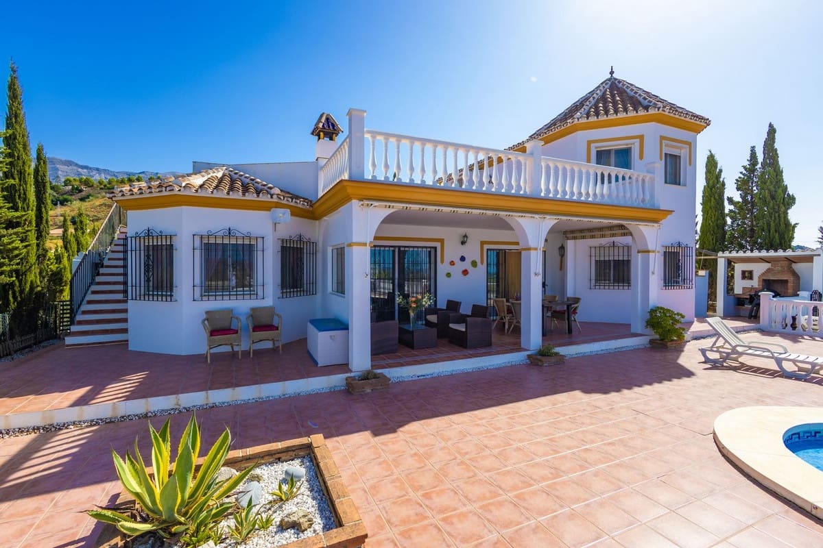 4 soverom Villa til salgs i Canillas de Aceituno med svømmebasseng garasje - € 525 000 (Ref: 10035710)