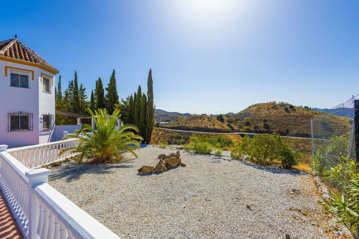 4 soverom Villa til salgs i Canillas de Aceituno med svømmebasseng garasje - € 525 000 (Ref: 10035710)