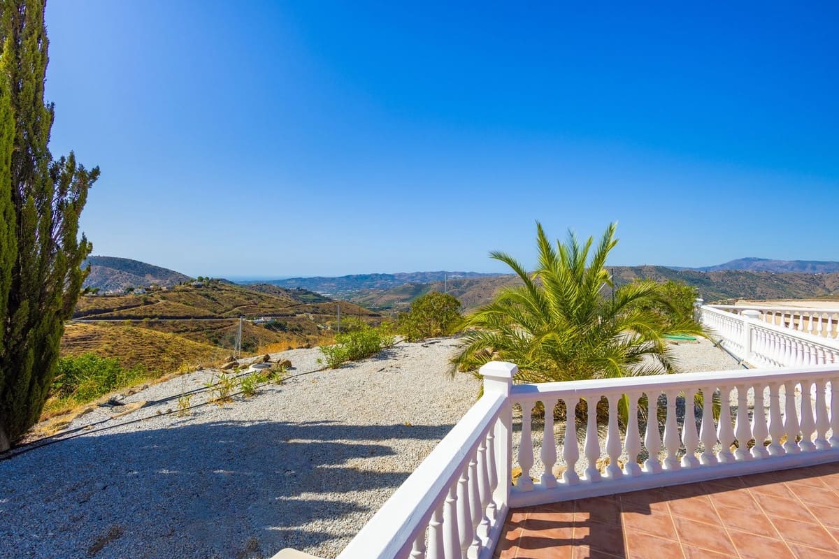 4 soverom Villa til salgs i Canillas de Aceituno med svømmebasseng garasje - € 525 000 (Ref: 10035710)