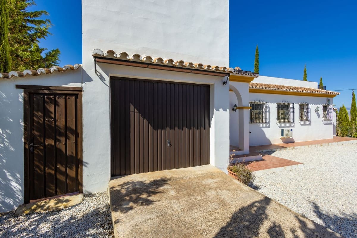 4 soverom Villa til salgs i Canillas de Aceituno med svømmebasseng garasje - € 525 000 (Ref: 10035710)