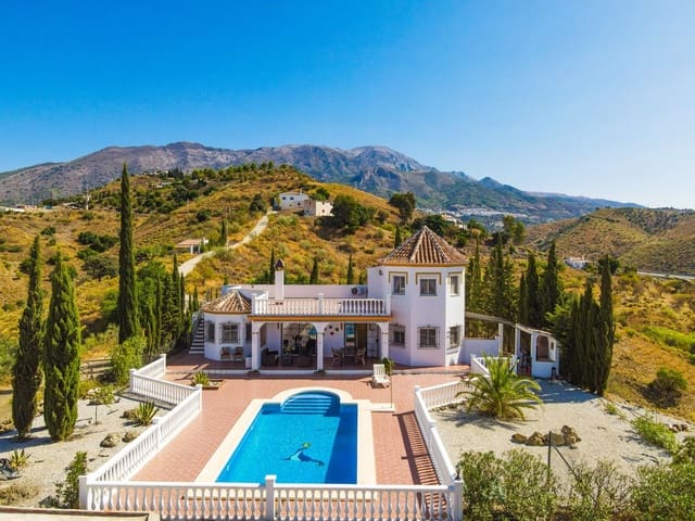 4 soverom Villa til salgs i Canillas de Aceituno med svømmebasseng garasje - € 525 000 (Ref: 10035710)