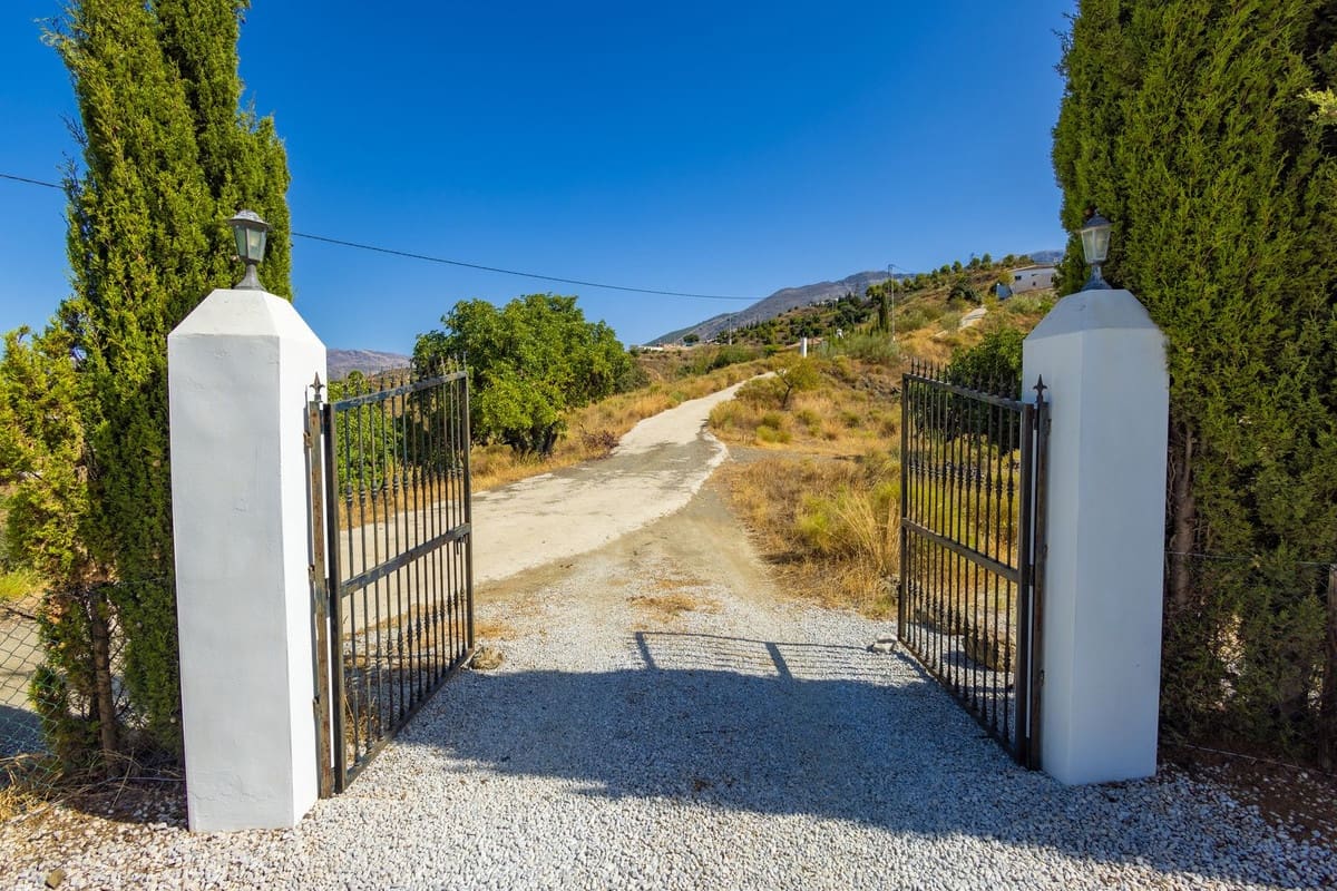 4 soverom Villa til salgs i Canillas de Aceituno med svømmebasseng garasje - € 525 000 (Ref: 10035710)