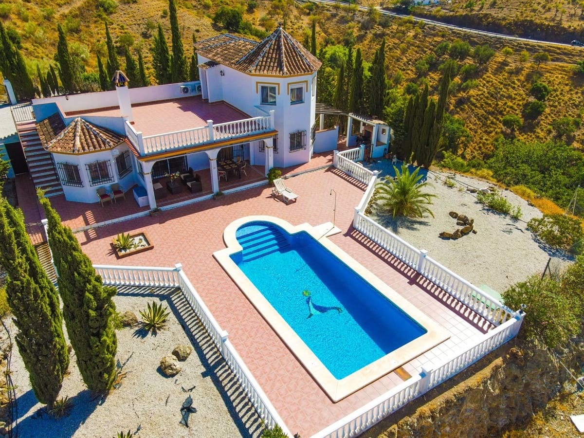4 soverom Villa til salgs i Canillas de Aceituno med svømmebasseng garasje - € 525 000 (Ref: 10035710)