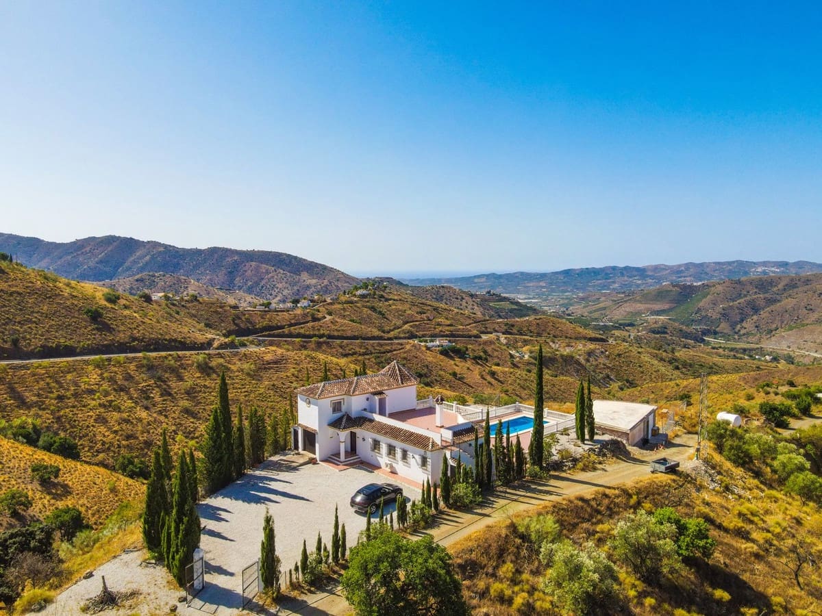 4 soverom Villa til salgs i Canillas de Aceituno med svømmebasseng garasje - € 525 000 (Ref: 10035710)