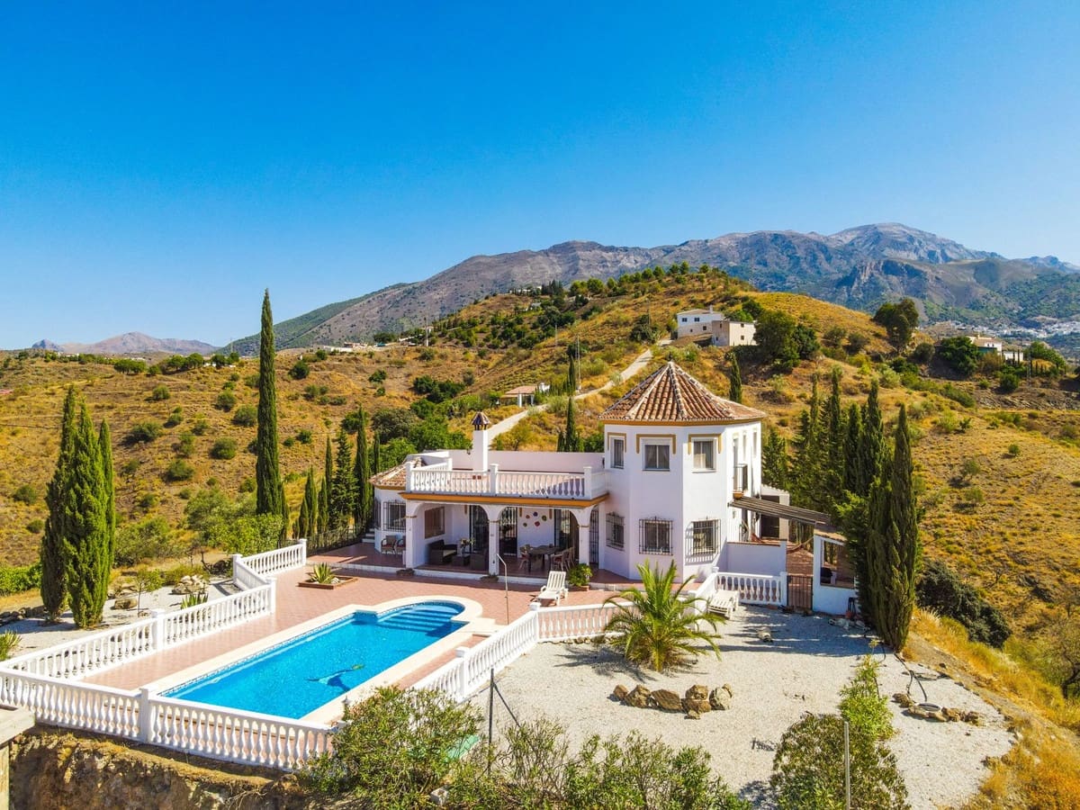 4 soverom Villa til salgs i Canillas de Aceituno med svømmebasseng garasje - € 525 000 (Ref: 10035710)