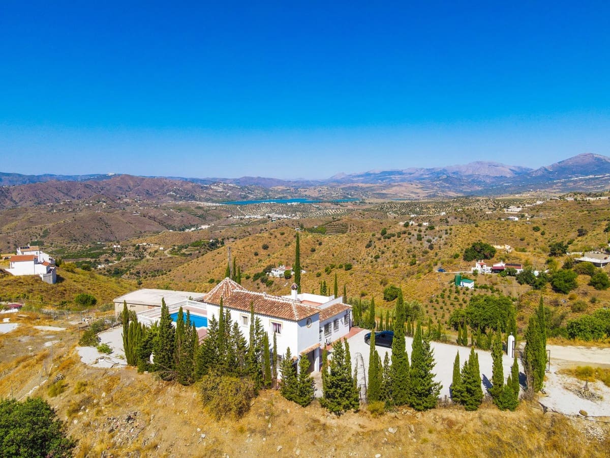 4 soverom Villa til salgs i Canillas de Aceituno med svømmebasseng garasje - € 525 000 (Ref: 10035710)