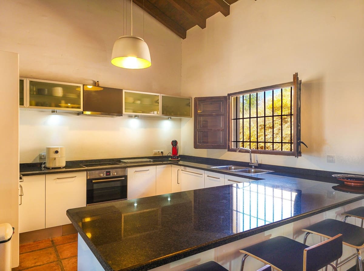 4 soveværelse Villa til salg i Comares med swimmingpool garage - € 425.000 (Ref: 10039036)