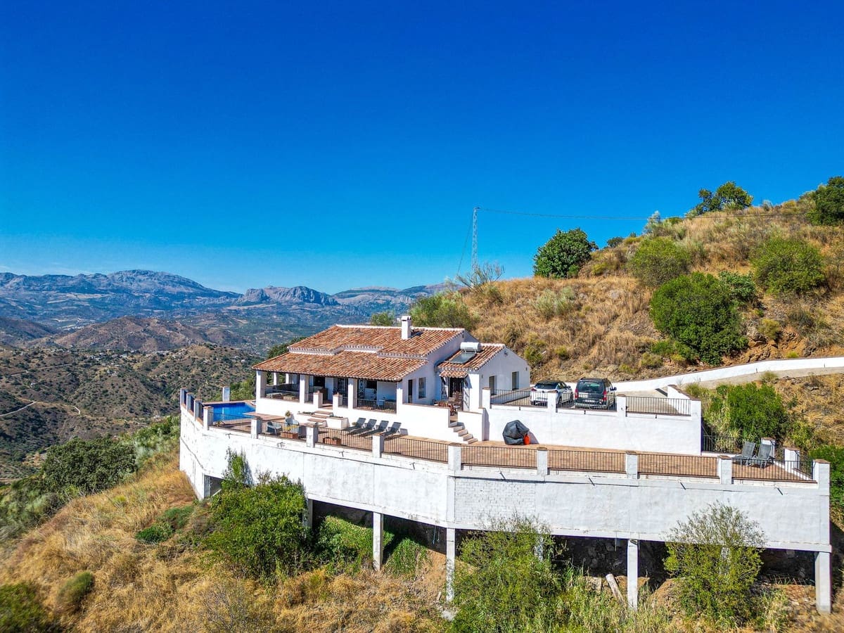 4 soveværelse Villa til salg i Comares med swimmingpool garage - € 425.000 (Ref: 10039036)