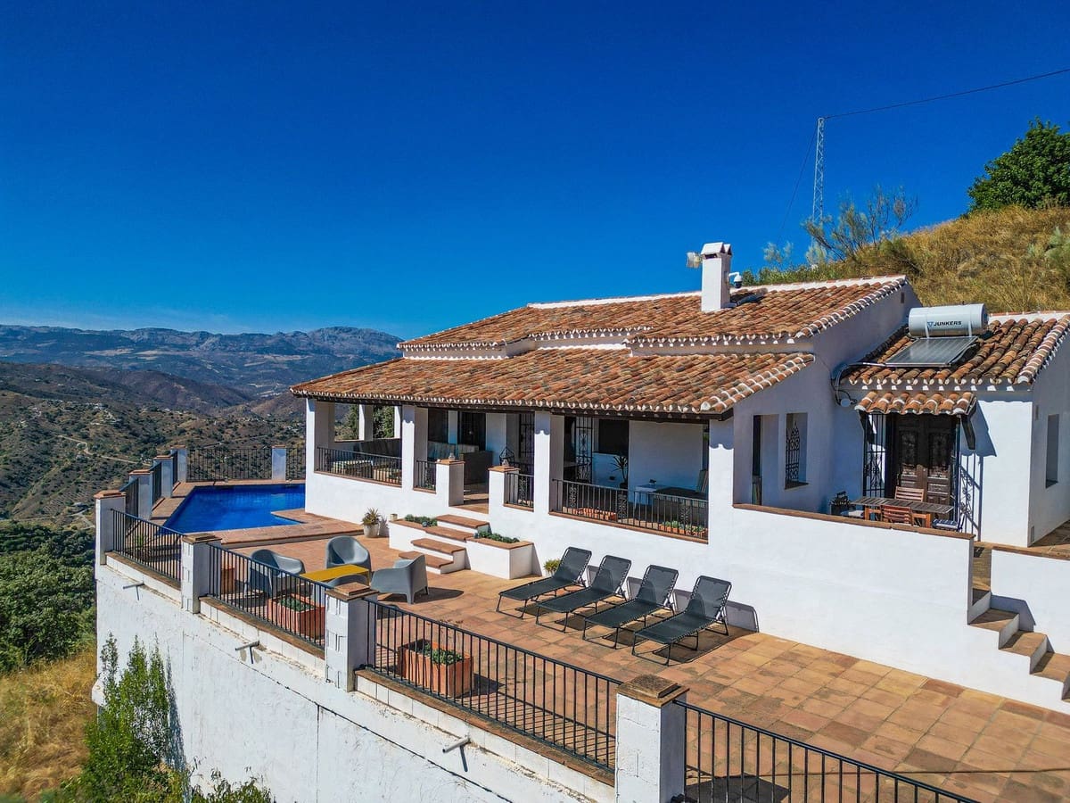 4 soveværelse Villa til salg i Comares med swimmingpool garage - € 425.000 (Ref: 10039036)