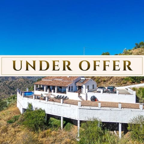 Chalet de 4 habitaciones en Comares en venta con piscina garaje - 425.000 € (Ref: 10039036)