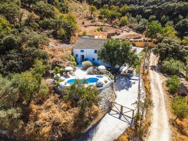 4 chambre Villa/Maison Semi-Mitoyenne à vendre à Iznájar avec piscine garage - 375 000 € (Ref: 10073011)