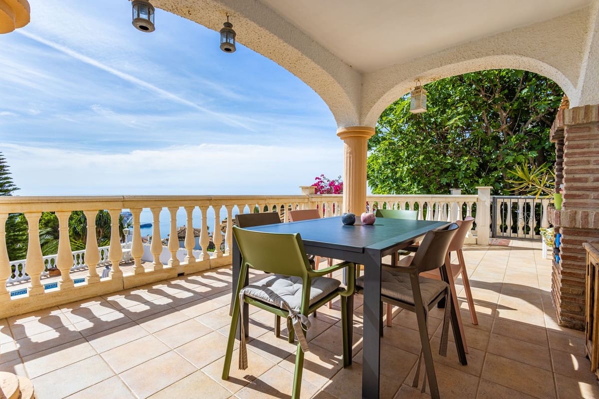 Chalet de 4 habitaciones en Salobreña en venta con piscina garaje - 895.000 € (Ref: 10074791)