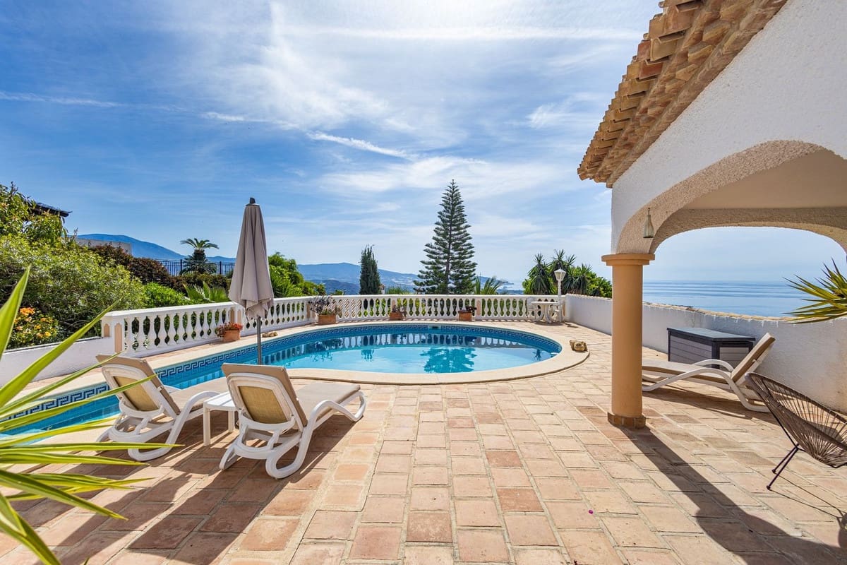 Chalet de 4 habitaciones en Salobreña en venta con piscina garaje - 895.000 € (Ref: 10074791)