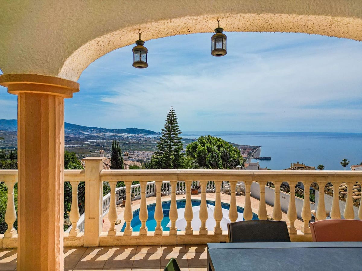 Chalet de 4 habitaciones en Salobreña en venta con piscina garaje - 895.000 € (Ref: 10074791)