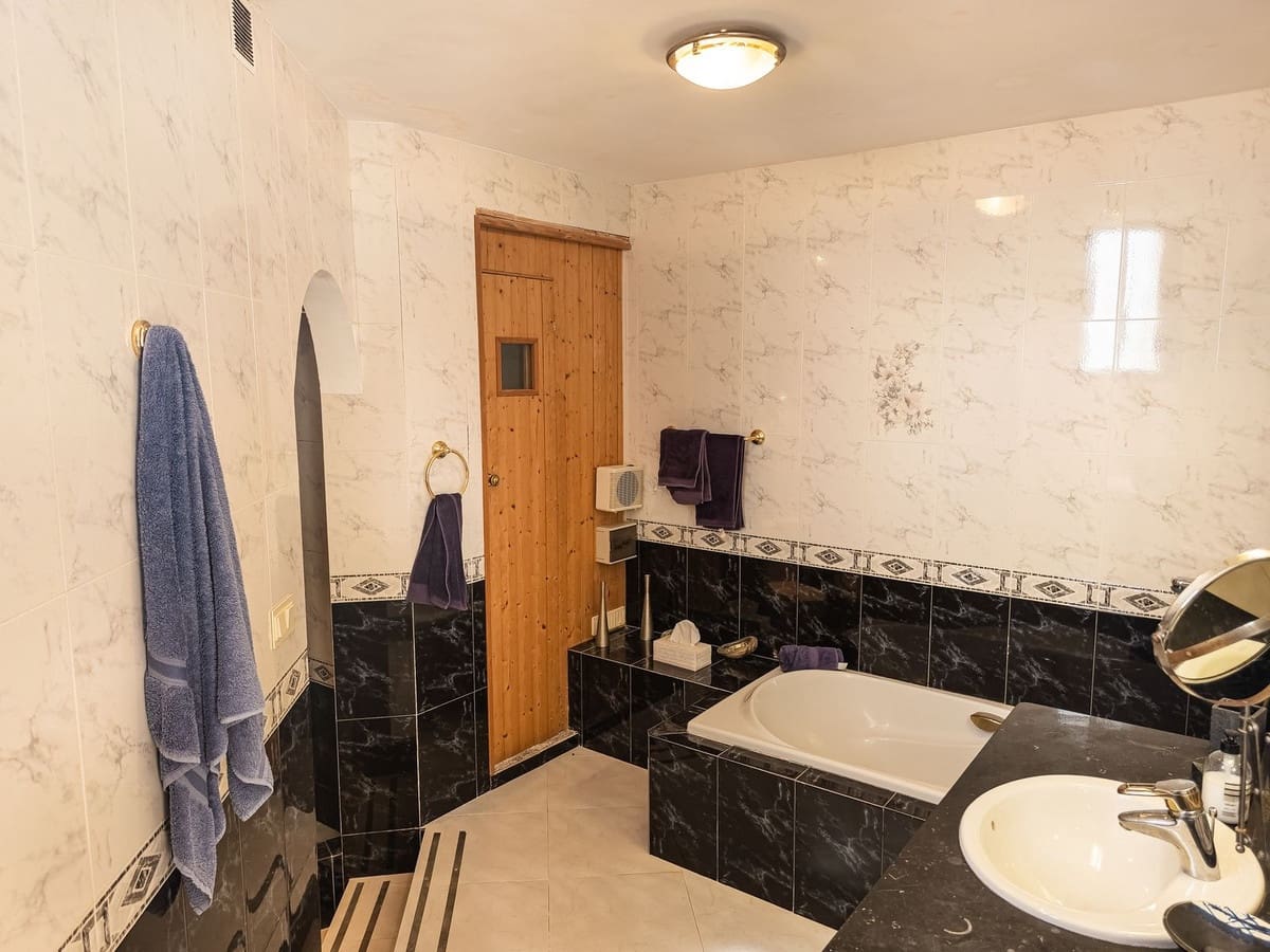 Chalet de 4 habitaciones en Salobreña en venta con piscina garaje - 895.000 € (Ref: 10074791)