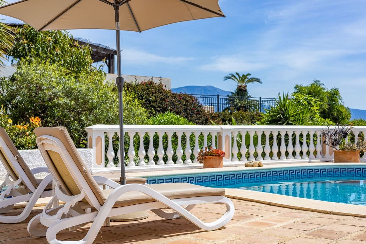Chalet de 4 habitaciones en Salobreña en venta con piscina garaje - 895.000 € (Ref: 10074791)