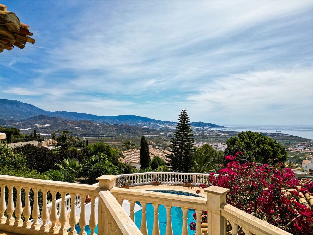 Chalet de 4 habitaciones en Salobreña en venta con piscina garaje - 895.000 € (Ref: 10074791)