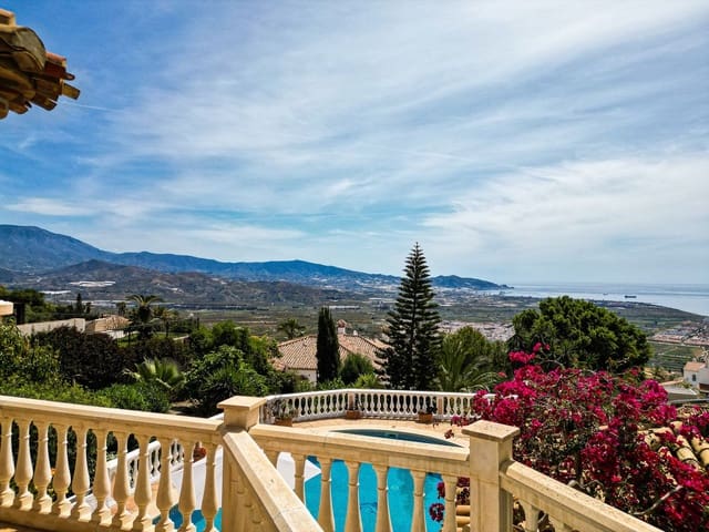 Chalet de 4 habitaciones en Salobreña en venta con piscina garaje - 895.000 € (Ref: 10074791)